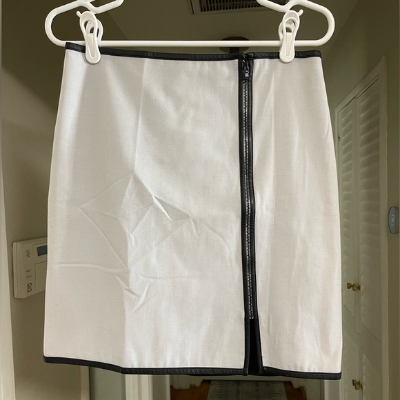 EUC Club Monaco Leather Trimmed Mini Skirt - Picture 3 of 7